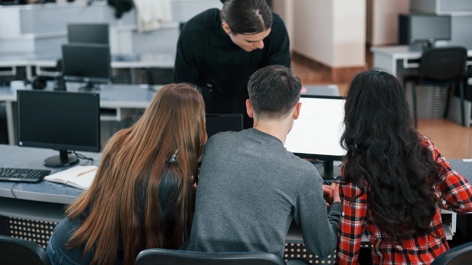 Equipo de especialistas de Vleeko colaborando en estrategia digital